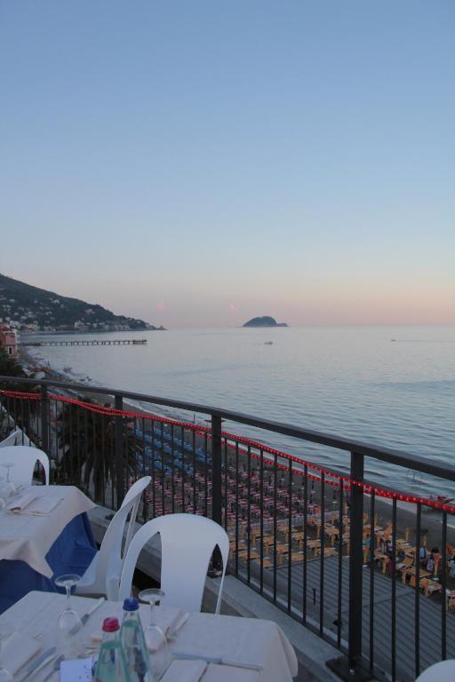 Hotel Bel Sit Alassio Bagian luar foto